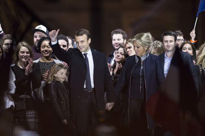Emmanuel Macron aux côtés de ses proches pour son discours de victoire.