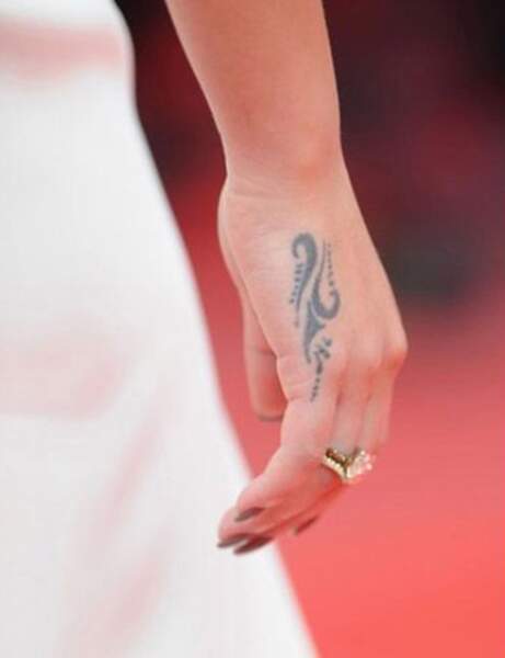 Tatouage maori sur la main 
