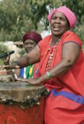 Femme jouant du tambour traditionnel 
