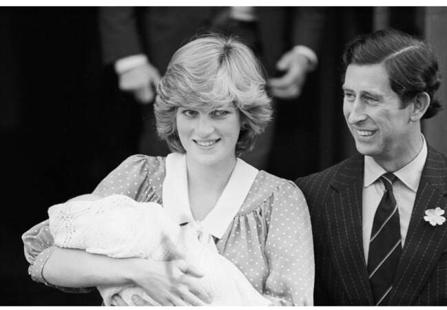 Lady Di et Charles présentent William le lendemain de sa naissance