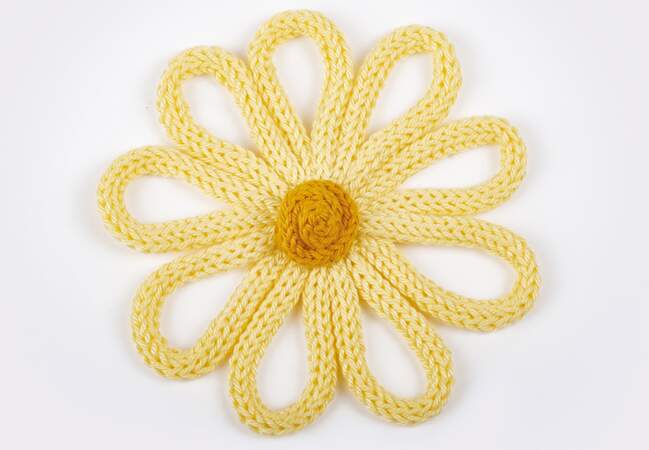 Une fleur jaune en tricotin