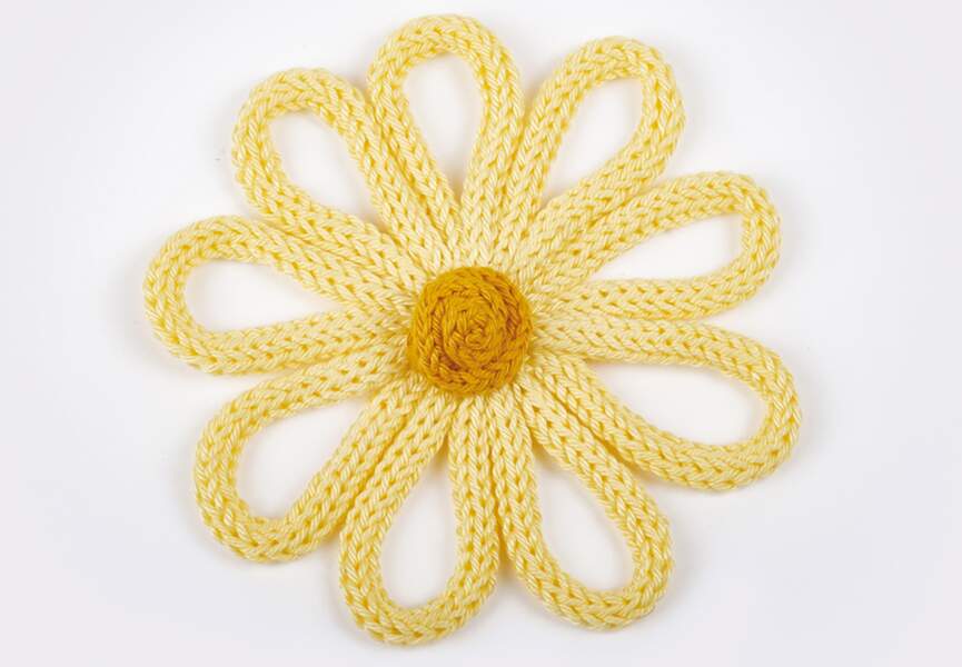 Une fleur jaune en tricotin