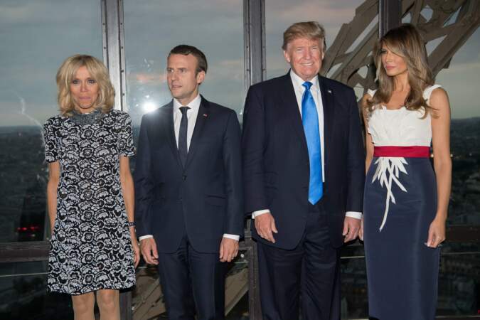 La femme d'Emmanuel Macron se permet aussi des tenus plus décontractées, mais tout aussi élégantes 
