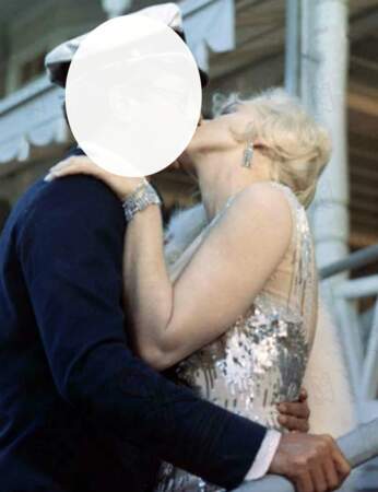 Marilyn Monroe quant à elle embrasse passionnément…