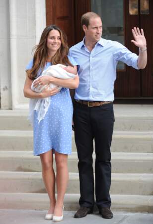 Kate Middleton et le prince William avec le prince George à l'hôpital St Mary de Londres, le 23 juillet 2013