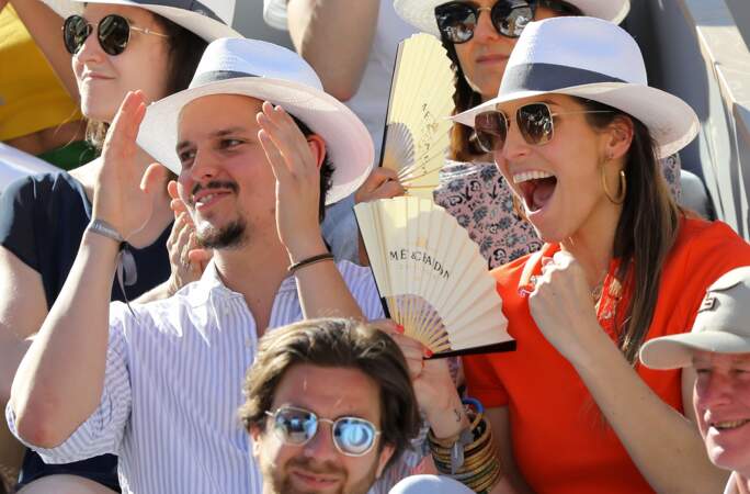 Laury Thilleman et son compagnon Juan Arbelaez dans les tribunes de Roland-Garros le samedi 1er juin à Paris.
