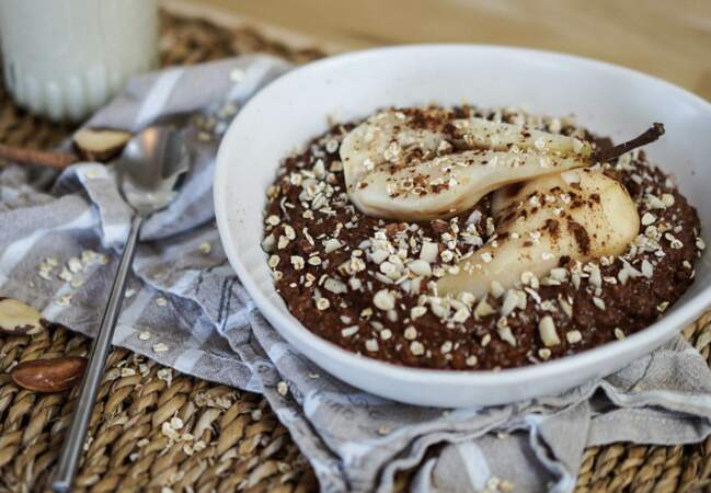 Porridge banane-chocolat et poire pochée