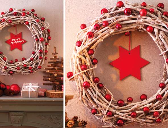 Une décoration de Noël tradi en rouge et blanc avec... Une couronne de Noël en branches naturelles