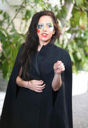 Pour se rattraper, en 2013, elle sort les cheveux noirs, et un maquillage coloré sur l'ensemble du visage