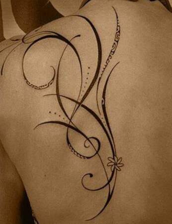 Un tatouage polynésien sur l'omoplate  