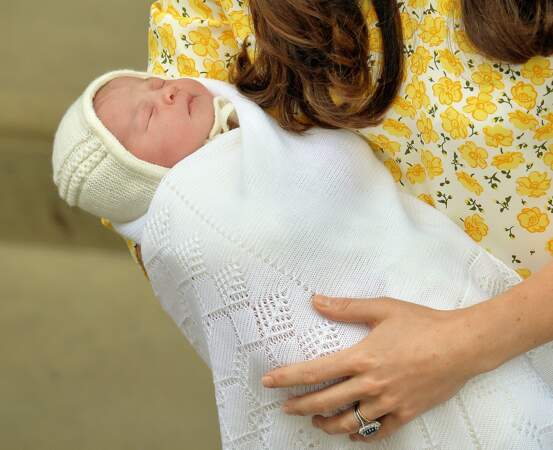 Charlotte portait un bonnet jaune pâle assorti à la robe de Kate