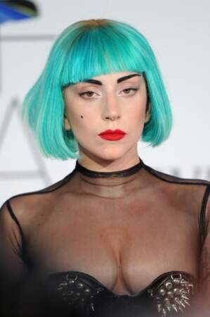 Besoin de nouveauté, Lady Gaga opte pour le turquoise pendant les Fashion Awards de 2011
