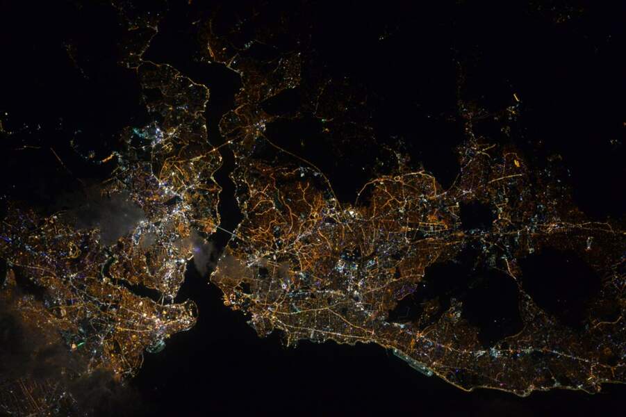Istanbul, bordée par le Bosphore (au centre) et la mer de Marmara (tout en bas)