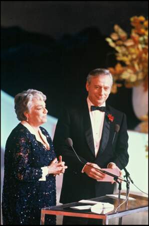Simone Signoret et Yves Montand remettent un prix lors de la cérémonie des César en 1985...