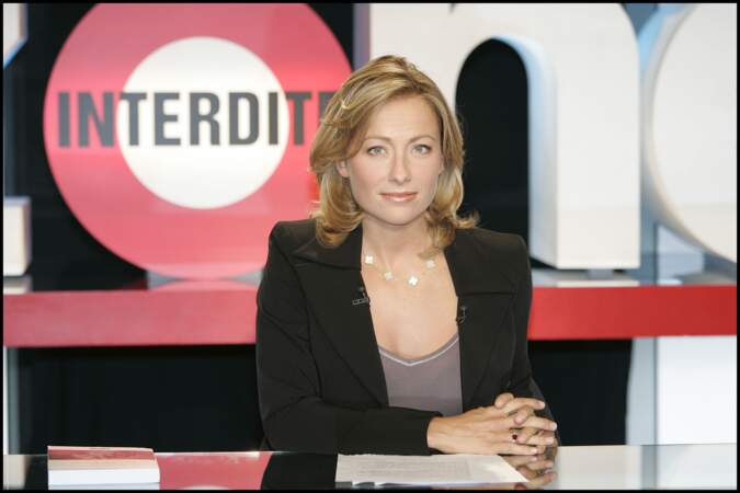 Anne-Sophie Lapix sur le plateau de "Zone interdite" sur M6 en 2005.