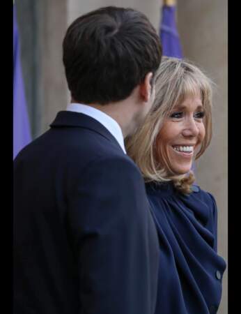 Brigitte Macron : la Première dame dans sa robe drapée bleu marine préférée de la marque Louis Vuitton