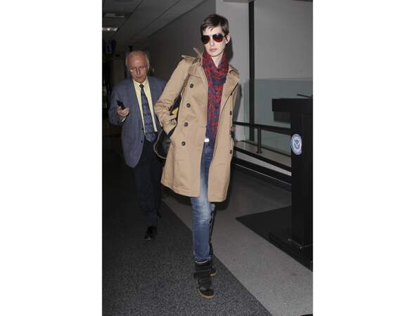 Le trench casual comme Anne Hathaway