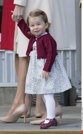 Les plus beaux looks de la princesse Charlotte : robe liberty grise et bordeaux