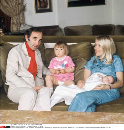 Charles Aznavour avec sa femme Ulla Thorsell, leur fille Katia et leur fils Misha, né en 1971, à Montfort-l'Amaury, dans les Yvelines, en juin 1971.