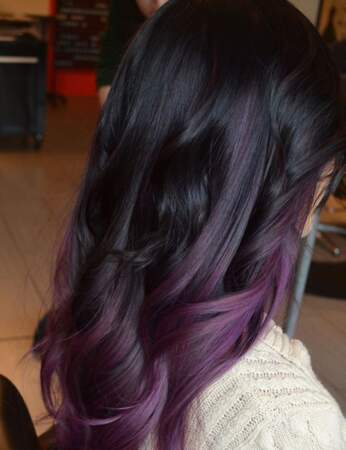 La coloration violette sur cheveux longs 