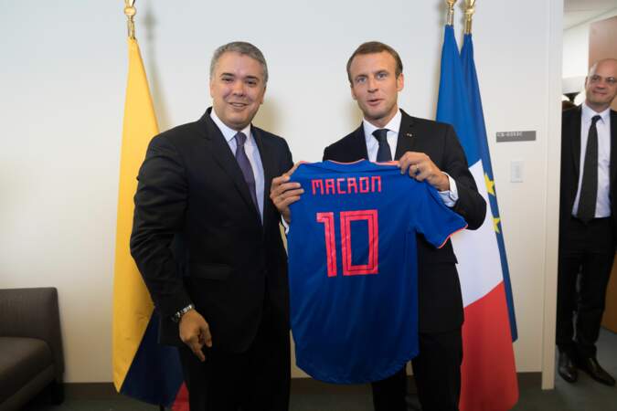 Le président colombien Ivan Duque Marquez offre à Emmanuel Macron un maillot de l'équipe national de Colombie.