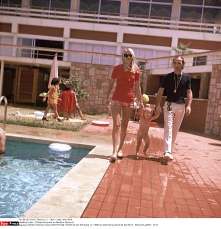 Charles Aznavour en famille à Beyrouth au bord de la piscine de leur hôtel en 1970.