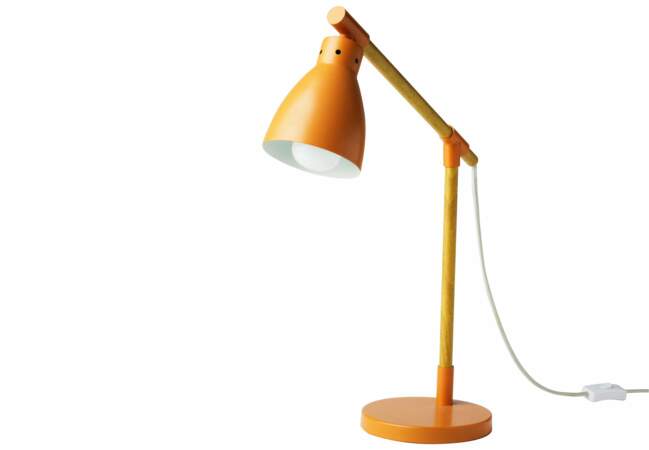 Réussir l'éclairage du salon : la lampe orientable Castorama
