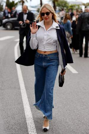 Cannes : Chloë Sévigny, 44 ans, en jean frangé dans la rue