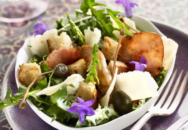Salade César aux pissenlits et fleurs printanières