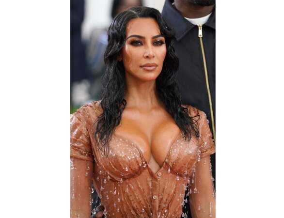 La célèbre Kim Kardashian West au MET Gala 2019 : son bronzage est beau et uniforme