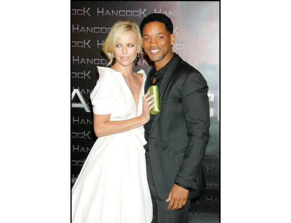 En 2008, elle pose avec Will Smith pour l'avant-première du film Handock 