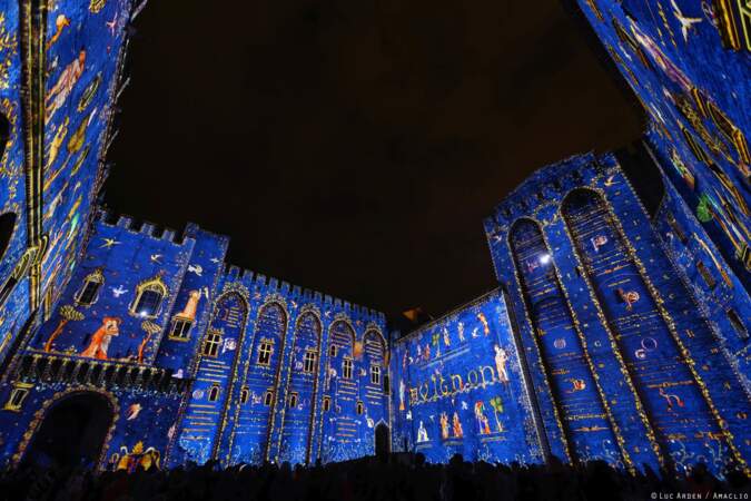 À Avignon, les enceintes du palais des Papes illuminées 