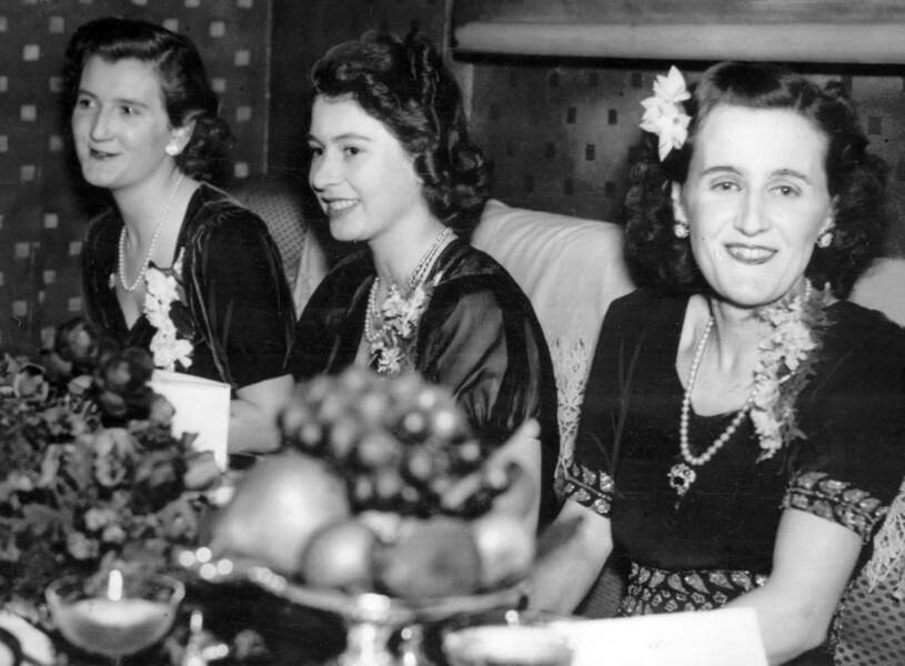 Margaret Elphinstone, la princesse Elizabeth et Mme John Wills, au restaurant Bagatelle, à Londres, en décembre 1945.