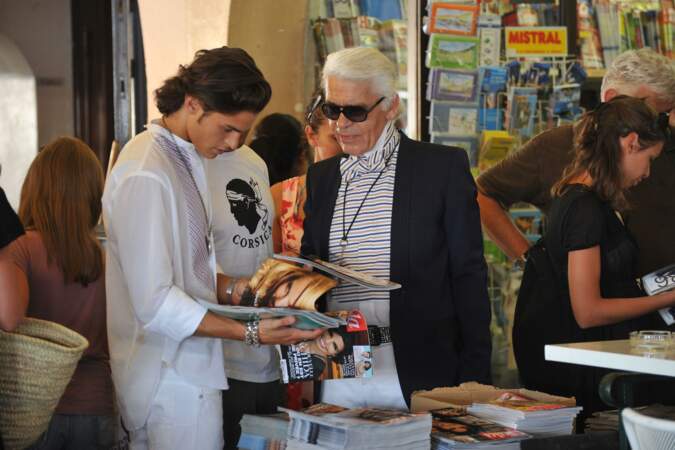 Karl Lagerfeld et Baptiste Giabiconi achètent la presse sur le port de Saint Tropez en 2009.