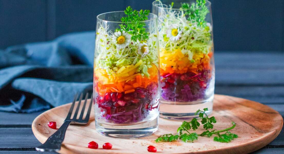 Salades multicolores au verre