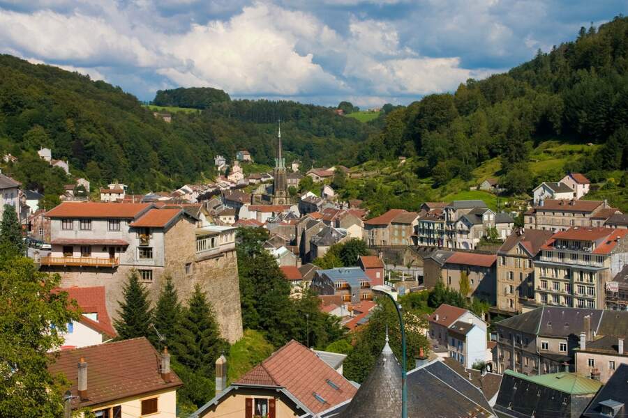 Plombières-les-Bains, dans les Vosges, célèbre pour ses thermes et ses "mille balcons"