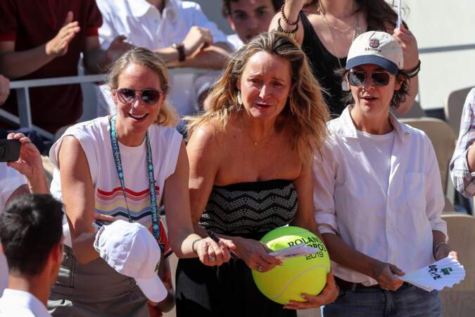 Julie Ferrier et Géraldine Pailhas tentant d'avoir une dédicace de Novak Djokovic.