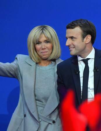 Brigitte Macron en ensemble gris