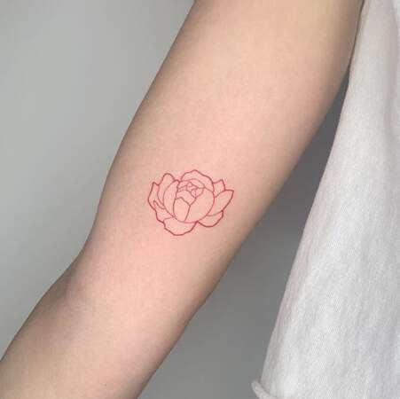 Le tatouage délicat à l'encre rouge 