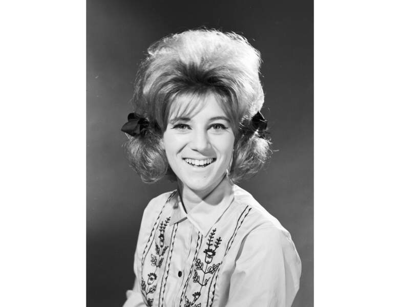 À 18 ans (1963), Sheila porte sa coiffure mythique : des couettes