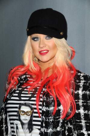 ...ou celui plus flamboyant de Christina Aguilera en blonde platine et rouge...