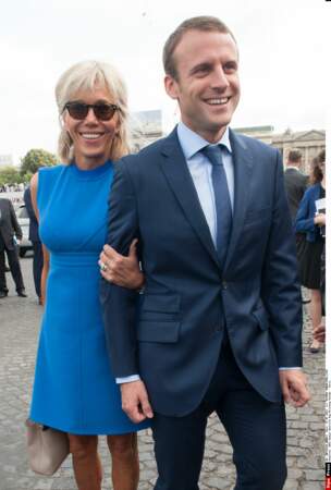 Brigitte Macron tout sourire au bras de son mari Emmanuel Macron (14 juillet 2015)