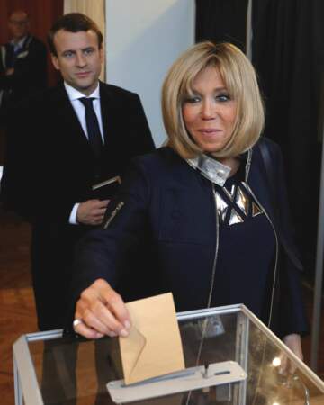 Emmanuel Macron est confiant, mais il garde un oeil sur le vote qui compte le plus pour lui, celui de Brigitte.