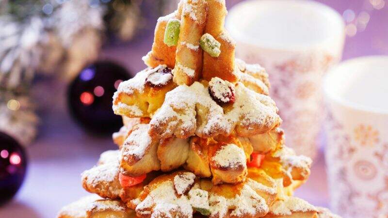 Dessert de Noël original : un sapin géant en biscuits