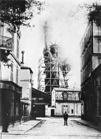 La statue de la Liberté émergeant des ateliers du fondeur Gayet, 1883.