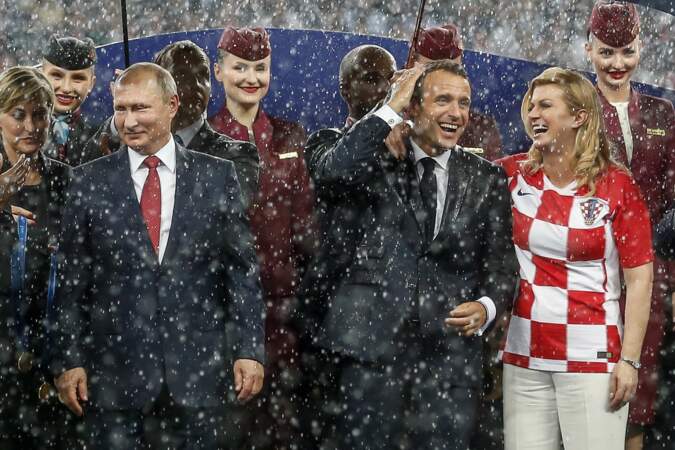 Emmanuel Macron et Kolinda Grabar-Kitarović : sous la pluie pour fêter la Coupe du monde à Moscou