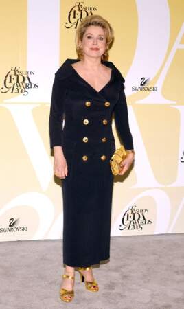 Catherine Deneuve en juin 2005 pour le CFDA Fashion Awards à New York