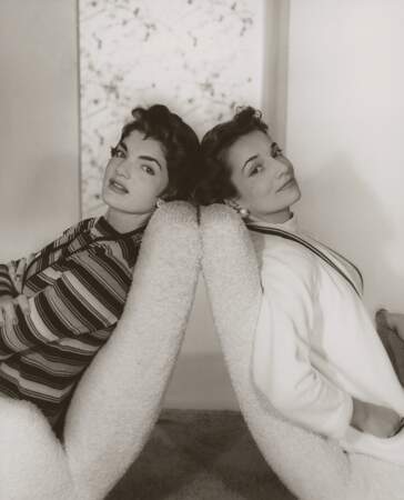 Jacqueline Kennedy (à droite) et sa soeur Caroline Lee Canfield (à gauche) en 1955.