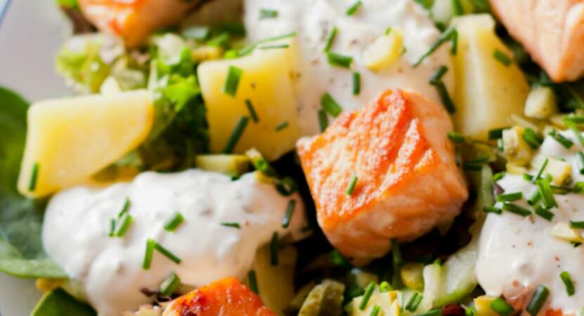 Salade au saumon, pommes de terre et concombre mariné