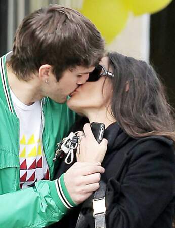 Qui embrasse fougueusement Ashton Kutcher